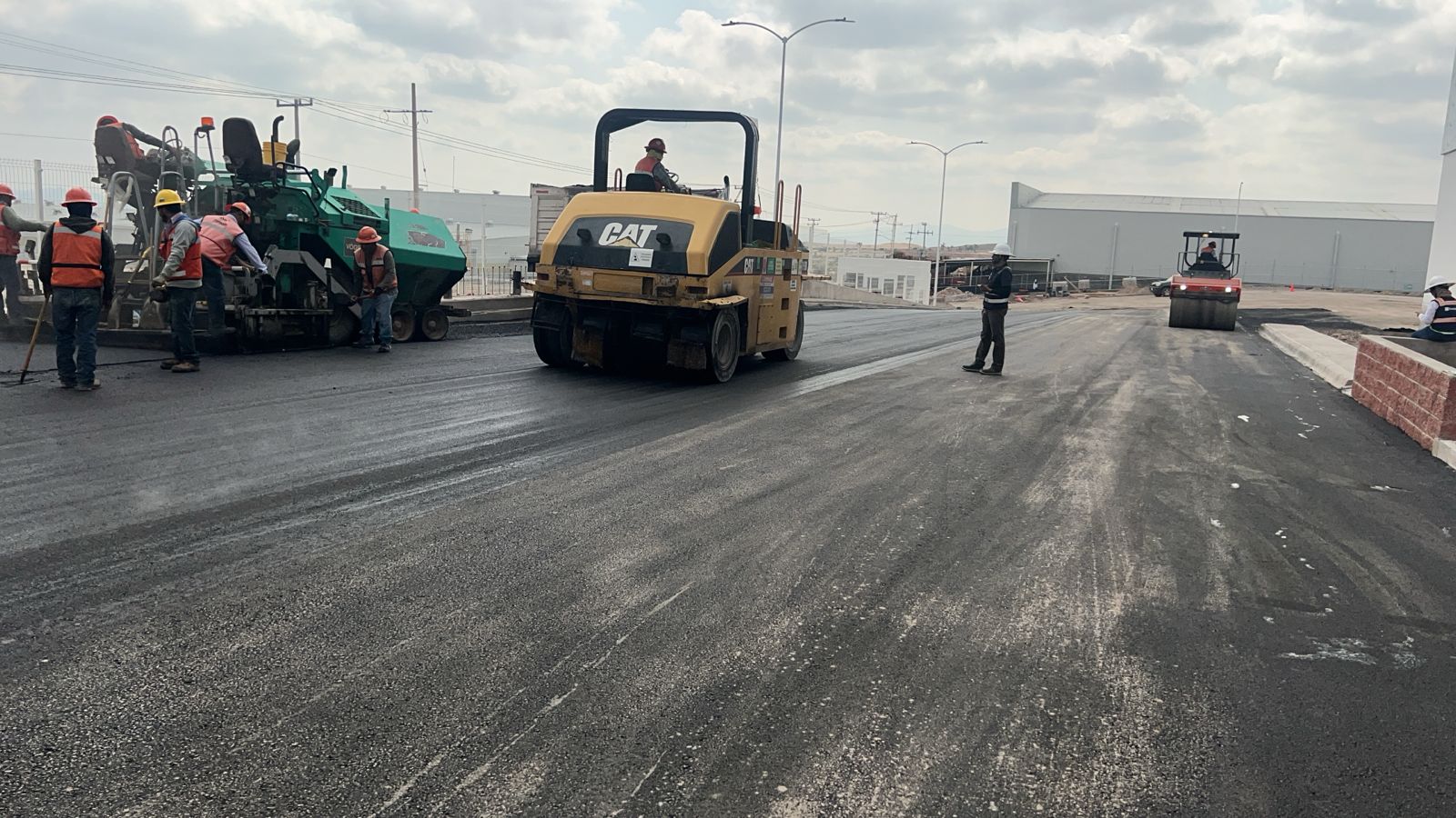 Maquinaria en obra de pavimentación